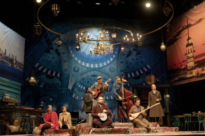 SCHAUSPIEL ESSEN - Istanbul Mitglieder des Schauspiel-Ensembles sowie Musiker in "Istanbul" - Ein musikalischer Abend von Selen Kara, Torsten Kindermann und Akın Emanuel Şipal mit Songs von Sezen Aksu. Foto: Fatih Kurçeren