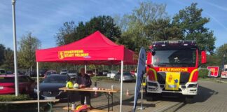 „Türen auf mit der Maus“ bei der Feuerwehr Velbert Die Feuerwehr hatte unter anderem an Ständen über ihre Aktivitäten informiert. Foto: Feuerwehr Velbert