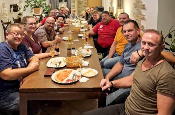1000976163 Im Imbiss im Siepen haben die Ehrenamtlichen sich getroffen. Foto: privat