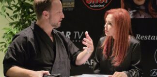 Auch in Wülfrath tätig: Karatelehrer übergibt schwarzen Gürtel an Priscilla Presley Priscilla Presley erhält schwarzen Gürtel von Sportkarate-Weltmeister Sascha de Vries. Fotorechte: Sascha de Vries