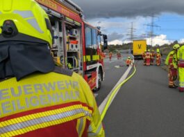 Lastwagen auf der A44 in Flammen: Feuerwehr Heiligenhaus im Einsatz Die Einsatzstelle auf der A44 in Fahrtrichtung Essen, zwischen der Anschlussstelle Heiligenhaus und Anschlussstelle Hetterscheidt. Foto: Feuerwehr Heiligenhaus