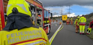 Lastwagen auf der A44 in Flammen: Feuerwehr Heiligenhaus im Einsatz Die Einsatzstelle auf der A44 in Fahrtrichtung Essen, zwischen der Anschlussstelle Heiligenhaus und Anschlussstelle Hetterscheidt. Foto: Feuerwehr Heiligenhaus