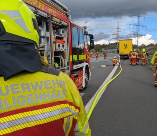 Lastwagen auf der A44 in Flammen: Feuerwehr Heiligenhaus im Einsatz Die Einsatzstelle auf der A44 in Fahrtrichtung Essen, zwischen der Anschlussstelle Heiligenhaus und Anschlussstelle Hetterscheidt. Foto: Feuerwehr Heiligenhaus
