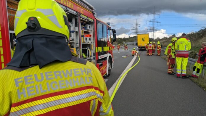 2026-10-08F2_VerkehrA442 Die Einsatzstelle auf der A44 in Fahrtrichtung Essen, zwischen der Anschlussstelle Heiligenhaus und Anschlussstelle Hetterscheidt. Foto: Feuerwehr Heiligenhaus