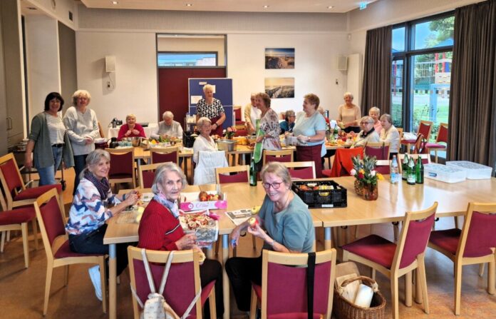2026-10-12-Schnibbel-Küche 25 Teilnehmende hatten bei der ersten Schnibbel-Küche im Mehrgenerationentreff Tiefenbroich viel Freude an der Zubereitung leckerer Gerichte aus geretteten Lebensmitteln. Die beiden Treff-Leiterinnen Barbara Buscher-Sander und Ute Splitstößer (stehend von links) hatten die Aktion initiiert. Foto: Stadt Ratingen