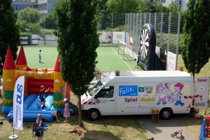 Bei schönem Wetter, so wie hier bei einem Fest im Stadtwerke Sportpark, kommen auch die "Felix"-Hüpfburg sowie die vom Rotaract Club gestiftete Riesendartscheibe zum Einsatz. Foto: Stadt Ratingen Bei schönem Wetter, so wie hier bei einem Fest im Stadtwerke Sportpark, kommen auch die "Felix"-Hüpfburg sowie die vom Rotaract Club gestiftete Riesendartscheibe zum Einsatz. Foto: Stadt Ratingen