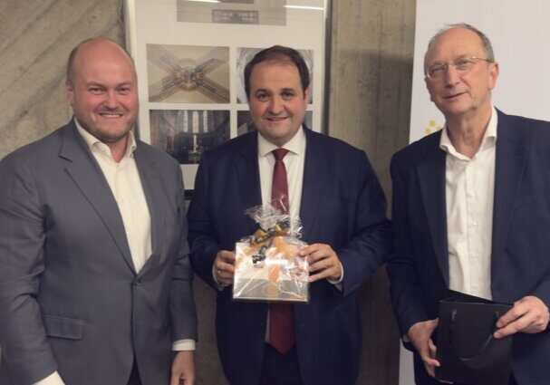 NRW-Minister Nathanael Liminski war zu Gast in Ratingen. Foto: MIT NRW-Minister Nathanael Liminski (M.) war zu Gast in Ratingen - hier mit Peter Thomas, Vorsitzender der CDU Ratingen, und dem Bundestagsabgeordneten Klaus Wiener. Foto: MIT