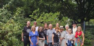 Ratingen: Wenn Theater Brücken schlägt Die beiden Theatergruppen „Ratinger Rampenlichter e.V.“ und „Spielraum 60 plus Gr8“ kamen zu einem gemeinsamen Theaternachmittag im Freizeithaus West zusammen. (Foto: Stadt Ratingen