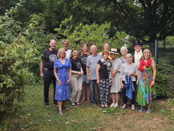2026-10-27-Theatergruppen Die beiden Theatergruppen „Ratinger Rampenlichter e.V.“ und „Spielraum 60 plus Gr8“ kamen zu einem gemeinsamen Theaternachmittag im Freizeithaus West zusammen. (Foto: Stadt Ratingen