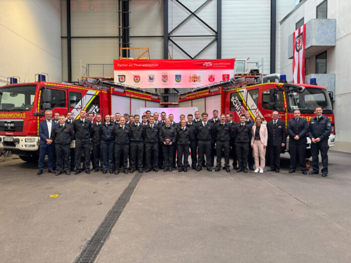 20260925-abschlussklasse-feuerwehrschule 29 neue Brandmeisterinnen und Brandmeister. Foto: Kreis Mettmann