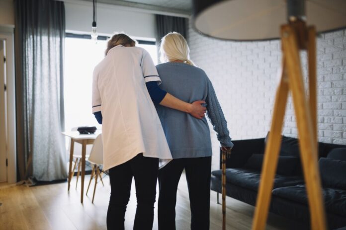 Pflegende Angehörige werden oft vor Herausforderungen gestellt. Foto: VZ NRW/Adpic Pflegende Angehörige werden oft vor Herausforderungen gestellt. Foto: VZ NRW/Adpic