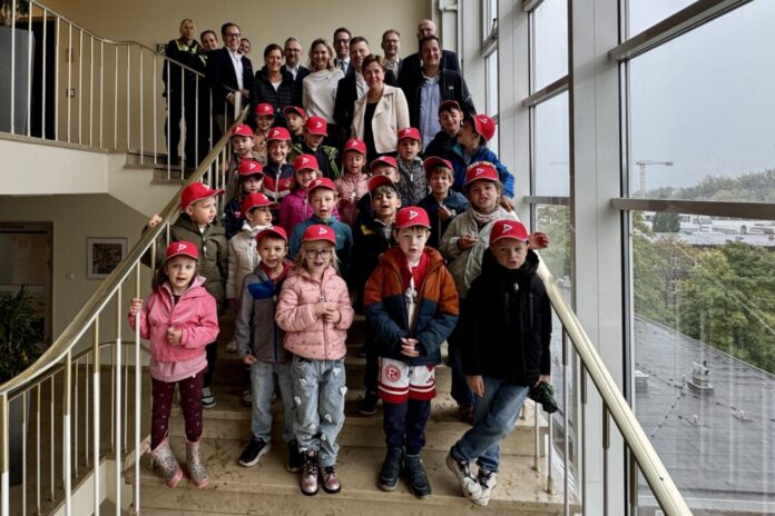 20261009_Blinkis Die Klasse 1a der katholischen Grundschule Neanderstraße in Mettmann mit Schulleiter Benjamin Lonnemann und den Vorständen der Sparkassen sowie Vertretern der Kreisverkehrswacht und der Dekra sowie Schirmherrin und Landrätin Bettina Warnecke. Foto: Kreis ME