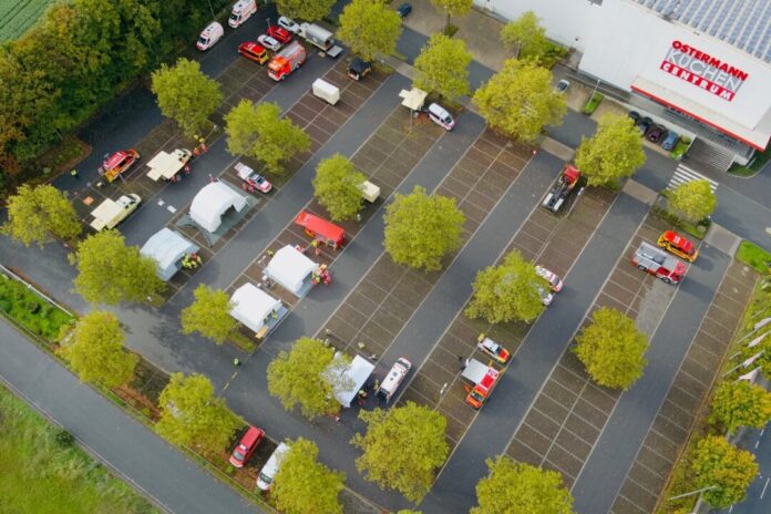 Auf dem Parkplatz des Möbelhauses Ostermann in Haan fand die großangelegte Übung statt. Foto: FW Monheim am Rhein Auf dem Parkplatz des Möbelhauses Ostermann in Haan fand die großangelegte Übung statt. Foto: FW Monheim am Rhein