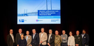 Mobilitätskongress Rheinland warnt vor Risiken für Wirtschaft und Sicherheit Norbert Reinkober (Geschäftsführer, go.Rheinland GmbH), Gregor Berghausen (Hauptgeschäftsführer IHK Düsseldorf), Dr. Claudia Elif Stutz (Staatssekretärin im Bundesministerium für Verkehr), Andreas Budde (Beigeordneter für Planung, Bauen, Verkehr und Umwelt der Stadt Solingen), Andreas Schmitz (Präsident IHK Düsseldorf), Dr. Ulrich Biedendorf (Fachpolitischer Sprecher für Wirtschaft und Verteidigung der IHK NRW), Gerd Deimel (Chair TRILOG WG Infrastructure NRW/NL/FL), Oberst i. G. Dirk Franke (Landeskommando NRW der Bundeswehr), Koen Cuypers (Mobility Expert – Policy and Strategy, Hafen Antwerpen-Brügge), Lea Dabbert (Expertin KRITIS- und Technologiepolitik, Deutsche Bahn AG), Oberst Bart Hubrechtsen (belgischer Verantwortlicher für den Verbindungsdienst in Deutschland), Achim Klukas (Stellvertretender Abteilungsleiter Verkehrslogistik Fraunhofer-Institut für Materialfluss und Logistik IML) (v.l.n.r.) Foto: IHK Düsseldorf / Meike Schrömbgens