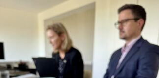 Kreis Mettmann fordert faire Finanzierung kommunaler Aufgaben Landrätin Dr. Bettina Warnecke und Kreiskämmerer Christian Schölzel haben am 15. Oktober 2026 den Kreishaushalt eingebracht. Foto: Kreis Mettmann