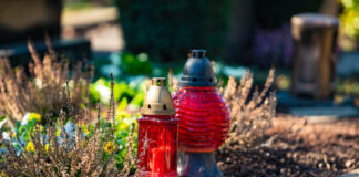 Friedhof: Gedenken ohne Plastik Gedenken auf dem Friedhof geht auch ohne Kunststoff. Foto: VZ NRW/adpic