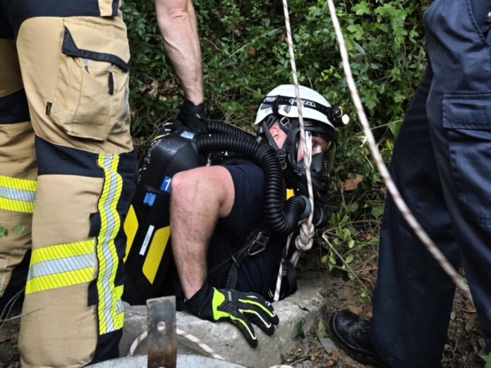 2026_10_05_AlterLuftschutzbunk_A Die Einsatzkräfte schützten sich mit Atemschutzgeräten vor gefährlichen Gasen. Foto: FW Essen