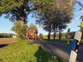 Tödlicher Unfall in Ratingen: Autofahrer aus Krefeld prallt gegen Baum Auf der Essener Straße in Ratingen-Breitscheid kam es zu dem folgenschweren Unfall. Feuerwehr Ratingen