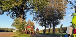 Tödlicher Unfall in Ratingen: Autofahrer aus Krefeld prallt gegen Baum Auf der Essener Straße in Ratingen-Breitscheid kam es zu dem folgenschweren Unfall. Feuerwehr Ratingen