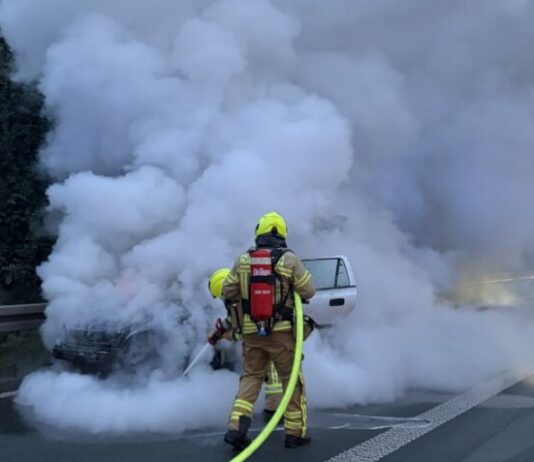 Autobrand auf der A3: Ratinger Feuerwehr im Einsatz Auf der A3 kam es zu dem Einsatz. Foto: Feuerwehr Ratingen