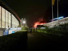 Rund 100 Einsatzkräfte bei Feuer in Ratingen Der Brand in Ratingen-West war weithin sichtbar. Foto: Feuerwehr Ratingen