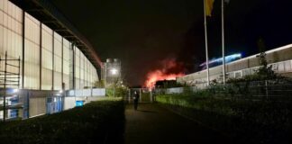 Rund 100 Einsatzkräfte bei Feuer in Ratingen Der Brand in Ratingen-West war weithin sichtbar. Foto: Feuerwehr Ratingen