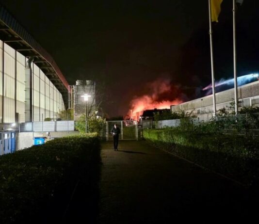 Rund 100 Einsatzkräfte bei Feuer in Ratingen Der Brand in Ratingen-West war weithin sichtbar. Foto: Feuerwehr Ratingen