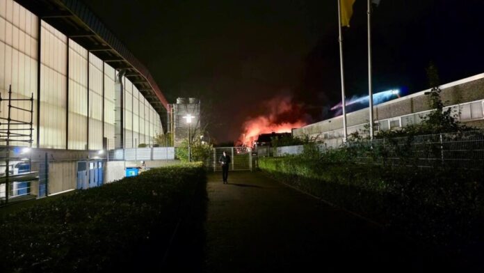 (C)Feuerwehr Ratingen Der Brand in Ratingen-West war weithin sichtbar. Foto: Feuerwehr Ratingen