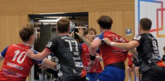 Derbysieg vor starker Kulisse: Ratinger bezwingen Panther Luca Schulz am Ball. In der Partie mit 12 Treffern. Foto: Interaktiv.Handball