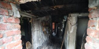 Feuer mit drei Toten in Bochum: Bewohner unter Mordverdacht Trümmer nach dem Brand in Bochum, bei dem drei Menschen starben. Die Polizei hat einen Tatverdächtigen festgenommen. (Archivbild)