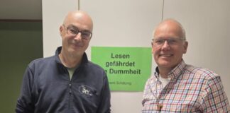 Martin Sträßer an der Grundschule Kuhstraße: „Sprach- und Lesekompetenz fördern“ Martin Sträßer (rechts) im Austausch mit Wolfgang Köhler (Schulleiter Grundschule Kuhstraße). Foto: Büro Martin Sträßer