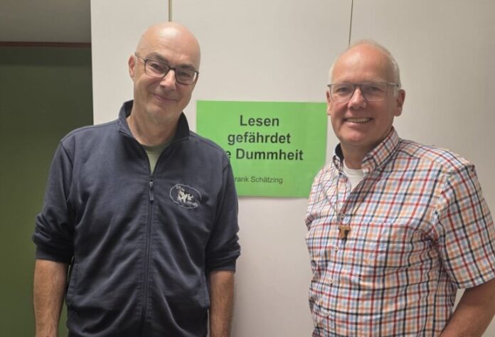 Martin Sträßer (rechts) im Austausch mit Wolfgang Köhler (Schulleiter Grundschule Kuhstraße). Foto: Büro Martin Sträßer Martin Sträßer (rechts) im Austausch mit Wolfgang Köhler (Schulleiter Grundschule Kuhstraße). Foto: Büro Martin Sträßer