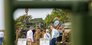 Heinisch: „NRW trägt besondere Verantwortung für die Landesverteidigung“ Unter anderem Jan Heinisch (l.) war bei dem Besuch in Augustdorf dabei. Foto: Julien Mikus