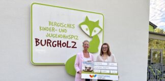 Wülfrath: Verkauf von Kartoffelsuppe bringt Spende für Hospiz ein Stephanie Nobis vom Bergischen Kinder- und Jugendhospiz Burgholz und Dina Sulewski von den Stadtwerken Wülfrath bei der symbolischen Spendenübergabe. Foto: Stadtwerke Wülfrath