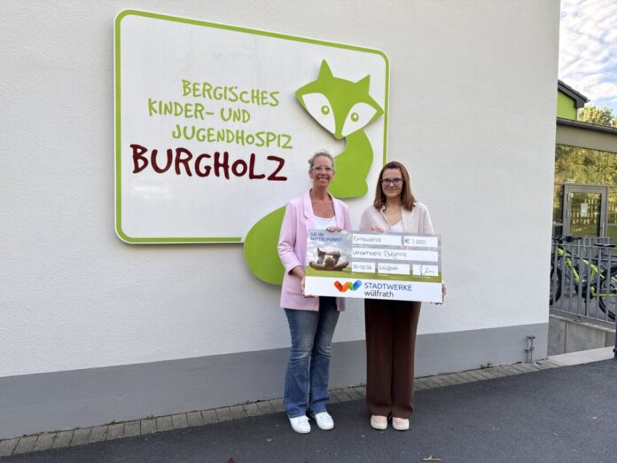 Stephanie Nobis vom Bergischen Kinder- und Jugendhospiz Burgholz und Dina Sulewski von den Stadtwerken Wülfrath bei der symbolischen Spendenübergabe. Foto: Stadtwerke Wülfrath Stephanie Nobis vom Bergischen Kinder- und Jugendhospiz Burgholz und Dina Sulewski von den Stadtwerken Wülfrath bei der symbolischen Spendenübergabe. Foto: Stadtwerke Wülfrath