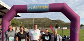 Wülfrath: Fast 700 Teilnehmer beim „Distanzduell“ Benjamin Wollny, Kristin Koplin-Drach vom Gymnasium Wülfrath, Bürgermeister Sebastian Schorn, Schulleiter Jörg Masuch und Judith Meuter von Westenergie (v. l.) mit voller Energie und Begeisterung beim Westenergie Distanz Duell. Foto: Westenergie AG / Julia Lacher