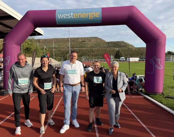 Benjamin Wollny, Kristin Koplin-Drach vom Gymnasium Wülfrath, Bürgermeister Sebastian Schorn, Schulleiter Jörg Masuch und Judith Meuter von Westenergie (v. l.) mit voller Energie und Begeisterung beim Westenergie Distanz Duell. Foto: Westenergie AG / Julia Lacher Benjamin Wollny, Kristin Koplin-Drach vom Gymnasium Wülfrath, Bürgermeister Sebastian Schorn, Schulleiter Jörg Masuch und Judith Meuter von Westenergie (v. l.) mit voller Energie und Begeisterung beim Westenergie Distanz Duell. Foto: Westenergie AG / Julia Lacher