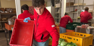 Velberter Familienunternehmen engagiert sich bei der Tafel Mitarbeiter aus verschiedenen Unternehmensbereichen vom Azubi bis zum Filialleiter packen gemeinsam bei der Tafel Velbert mit an. Foto: Laminatdepot