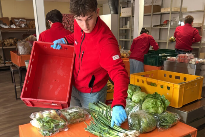 Mitarbeiter aus verschiedenen Unternehmensbereichen vom Azubi bis zum Filialleiter packen gemeinsam bei der Tafel Velbert mit an. Foto: Laminatdepot Mitarbeiter aus verschiedenen Unternehmensbereichen vom Azubi bis zum Filialleiter packen gemeinsam bei der Tafel Velbert mit an. Foto: Laminatdepot