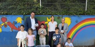 Neue Impulse in Spiel und Sport für Wülfraths Grundschüler Große Freude über das Westenergie Bewegungspaket Bürgermeister der Stadt Wülfrath Sebastian Schorn, Klassenleitung der 1a Meike Schumann und Westenergie-Pressesprecherin Judith Meuter präsentieren die neuen Bewegungsmaterialien. Foto: Westenergie AG / Julia Lacher