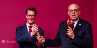 Staffelstab übergeben: Einheitsfeier 2027 in NRW Nordrhein-Westfalens Ministerpräsident Hendrik Wüst (CDU) nahm den Staffelstab zur Bundesratspräsidentschaft von Bremens Regierungschef Andreas Bovenschulte (SPD) entgegen.