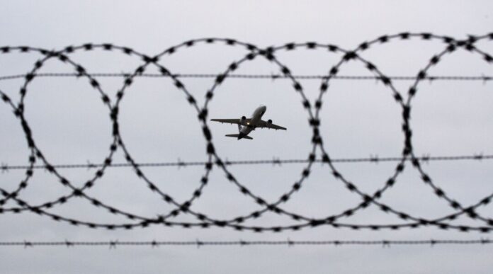 Abschiebung Häufig werden Menschen mit Flugzeugen abgeschoben. (Symbolbild)