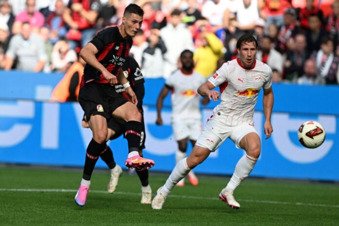 Bayer Leverkusen - RB Leipzig Patrik Schick (l, Bayer Leverkusen) und Willi Orbán (RB Leipzig) kämpfen um den Ball. (Archivbild)
