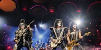 50 Jahre Kiss in Deutschland: Doro Pesch feiert ihre Helden Gene Simmons, Tommy Thayer und Paul Stanley (von links nach rechts) von Kiss beim finalen Konzert der «End of the Road»-Tournee im Madison Square Garden 2023. Aufgelöst hat sich die Band laut Thayer nie. (Archivbild)