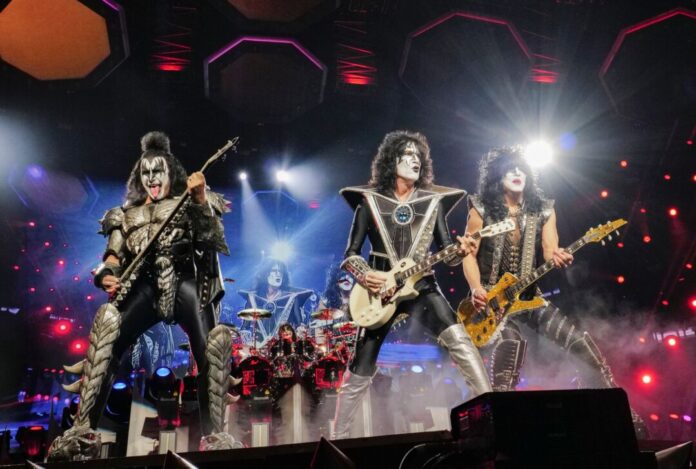 50 Jahre Kiss in Deutschland: Doro Pesch feiert ihre Helden Gene Simmons, Tommy Thayer und Paul Stanley (von links nach rechts) von Kiss beim finalen Konzert der «End of the Road»-Tournee im Madison Square Garden 2023. Aufgelöst hat sich die Band laut Thayer nie. (Archivbild)