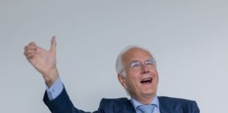 Harald Schmidt hat seinen Jaguar verschenkt Harald Schmidt hat kein Auto mehr. (Archivbild)