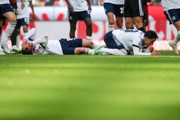 1. FC Köln - FC Schalke 04 Robin Gosens und Soufiane El-Faouzi müssen nach einem Kopfzusammenstoß behandelt werden.