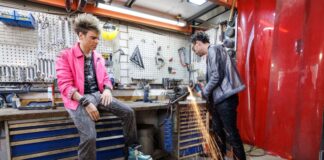 Die Magie hinter der Magie: Besuch bei den Ehrlich Brothers Die Ehrlich Brothers greifen gerne auch mal selbst zum Werkzeug.