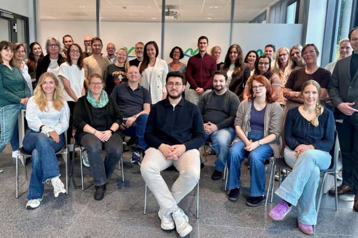 Medizin-Student Mirza Ogur (auf dem Stuhl in der Mitte) im Kreise des Gesundheitsamtsteams. Foto: Kreis Mettmann Medizin-Student Mirza Ogur (auf dem Stuhl in der Mitte) im Kreise des Gesundheitsamtsteams. Foto: Kreis Mettmann