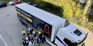 Aktion „Toter Winkel“: 20.000 Kinder, ein Laster und sechs Paar Augen Die Schülerinnen und Schüler der Gemeinschafts Grundschule Gruiten stehen im toten Winkel und können vom Lkw-Fahrer nicht gesehen werden. Seit zwölf Jahren gibt es die Aktion bereits, rund 20.000 Kinder konnten seitdem erreicht werden. Foto: Kreis Mettmann